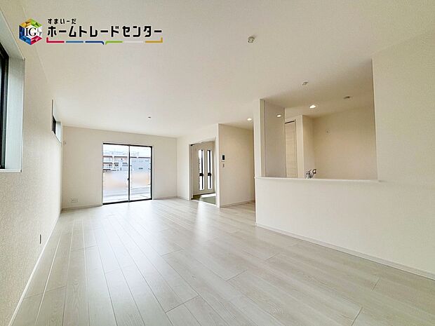 【リビング】【リビング】
広々としたLDKに、自分好みのインテリアでレイアウト。季節ごとに模様替えなども、楽しみの一つとなりそうです。