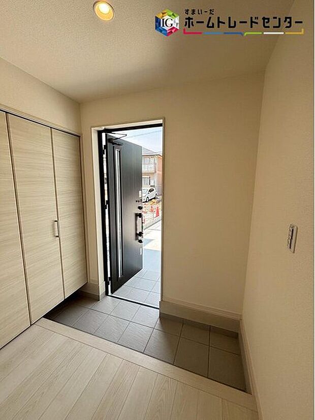 【玄関】ガラススリットの入った玄関ドアは室内に光を届けてくれる大事な存在です☆ウッドテイストの玄関ドアがお洒落です。