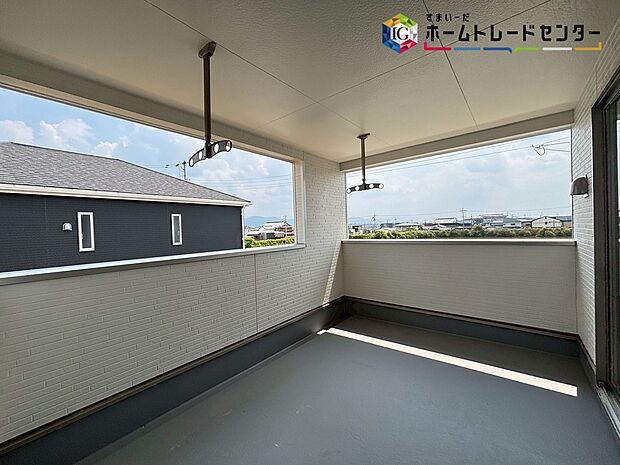 【インナーバルコニー】【インナーバルコニー】
広々としたインナーバルコニーならシーツなど大きな洗濯物もらくらく干せます。観葉植物を置いたり、料理に使えるハーブを育てたり、ガーデンニングを楽しむスペースも十分。