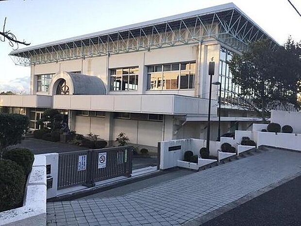 生駒市立鹿ノ台中学校（約625m）