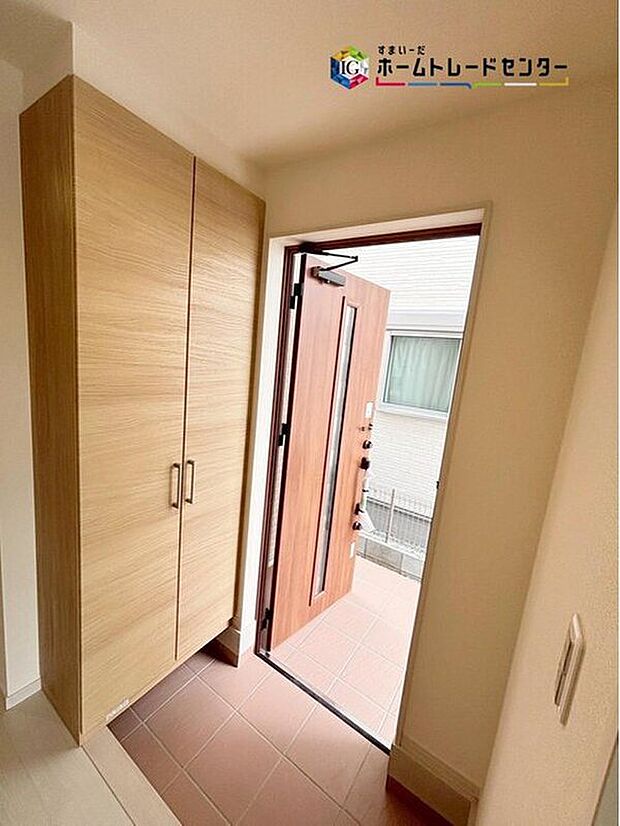 【玄関（※3号棟）】開放感のある玄関ホール♪温もり感じるフローリング仕様ですので、ご家族やお客様を温かく迎えてくれます♪ご家族やお客様の靴の数が増えても、たくさん収納できます♪