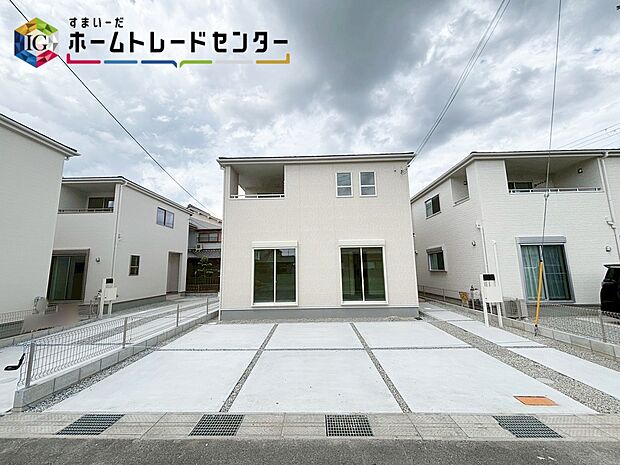 【【現地外観写真】（※3号棟）】道幅広めの前面道路なので明るく開放感に溢れた好立地です！お車の出し入れもラクラク♪現地をご覧いただきながら、住まいの夢をお聞かせください♪