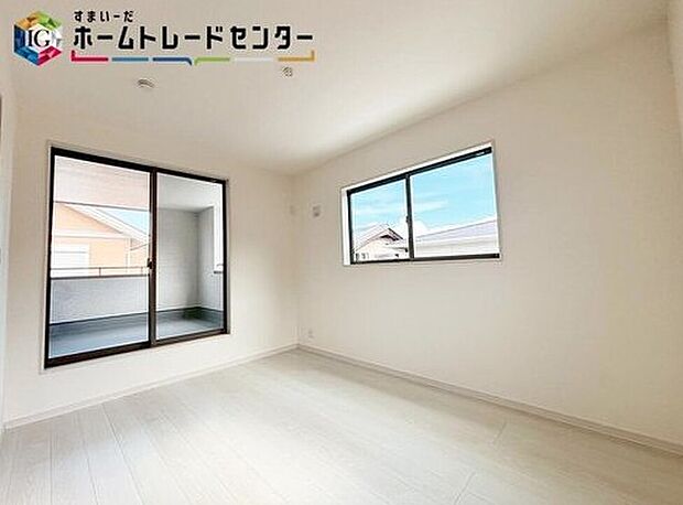 【リビング以外の居室】開放的なバルコニー直結のお部屋♪南向きのお部屋なのでお日様の光をたっぷり取り込んで目覚めのいい朝を迎えられること間違いなし♪