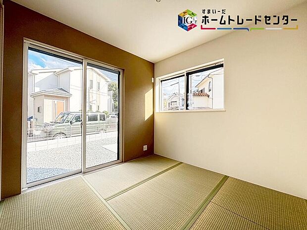 【リビング以外の居室】ホッと足を伸ばして寛げる和室をご用意。お子様の目の届く遊び場としても重宝します。来客時の宿泊スペースや書斎などにもお使い頂けます♪