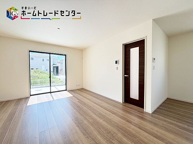 【リビング】大きな窓のあるリビングは、陽光あふれる明るい空間です♪居心地良く、ご家族皆がゆったり寛げる憩いの空間となりそうです♪