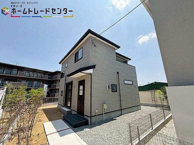 【現地外観写真】完成済み！暖かい光が降り注ぐ、温もりあふれるお住まいです。充実の収納と機能性を兼ね揃えた見どころ満載の現地は毎週土日祝内覧会開催中。是非ご来場ください♪