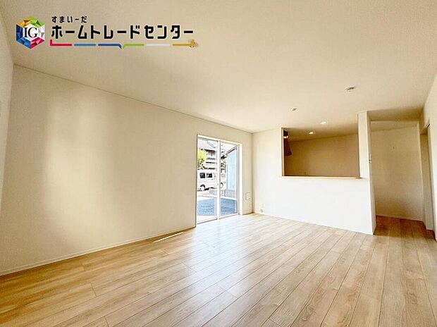 【リビングルーム】採光良好なリビングは、ご家族の憩いの空間♪居心地の良い快適な安らぎの場所にもなりそうです♪