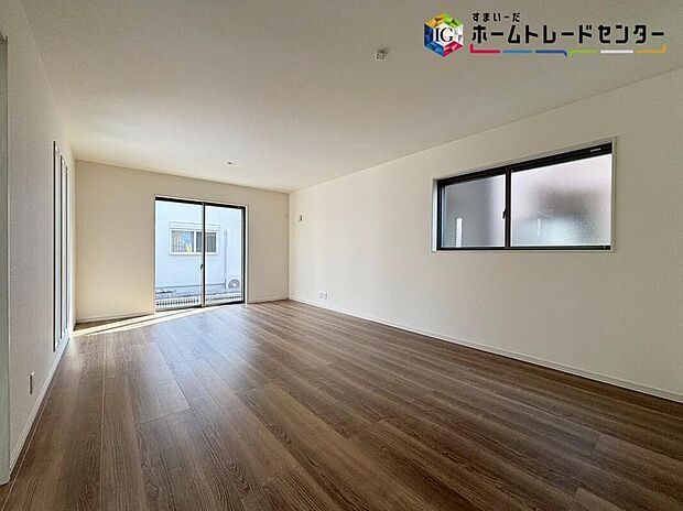 【リビングルーム】広々としたLDKに、自分好みのインテリアでレイアウト。季節ごとに模様替えなども、楽しみの一つとなりそうです。