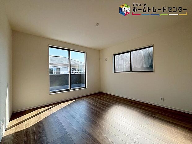 【リビング以外の居室】バルコニーに面した主寝室には、大きな窓を用意しております。暖かい日差し差し込む快適空間となっております。
