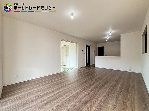 【リビング】広々としたLDKに、自分好みのインテリアでレイアウト。季節ごとに模様替えなども、楽しみの一つとなりそうです。