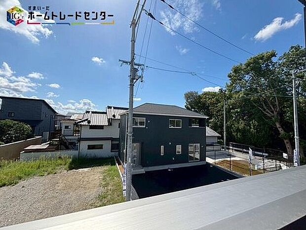 【【眺望写真】】開放感いっぱい♪光と風を享受するバルコニーからの眺望♪天体望遠鏡を置いて星空の観察、大きく広がる青空を眺めながら日光浴など、プライバシーを守りながら豊かな時を過ごせます♪