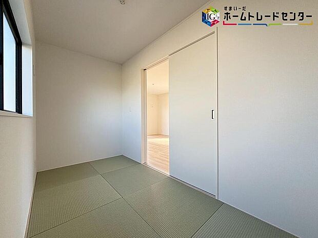 【リビング以外の居室】畳の部屋は、ライフスタイルによってリビングの延長としてお使いになることも、客間としてお使いになることもできますね♪すぐに横になれるお部屋がある嬉しいお住まい♪