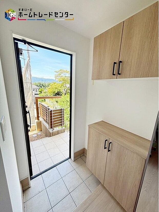 【玄関】開放感のある玄関ホール。温もり感じるフローリング仕様ですので、ご家族やお客様を温かく迎えてくれます♪玄関にも大型収納を完備しました♪お客様を迎える玄関をいつもスッキリさせられます♪