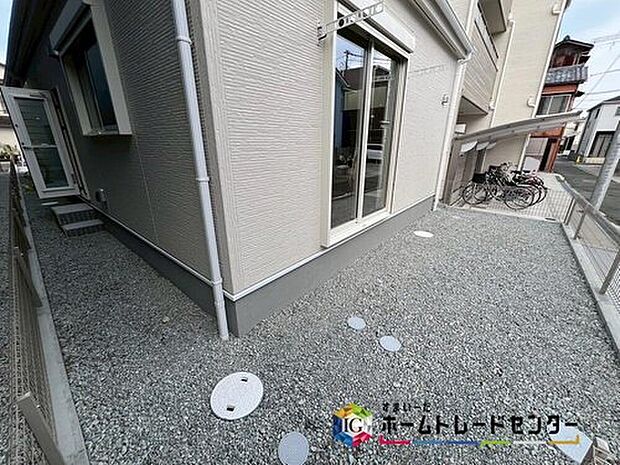 【庭】勝手口から、キッチンに溜まった生ゴミをすぐに外へ出せるため衛生的！においも気にせず快適に過ごせます♪