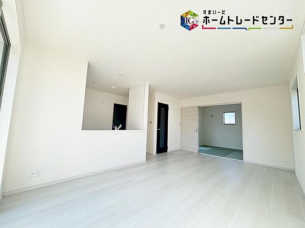 【【リビング】】明るく開放感のあるリビング♪対面式キッチンは、いつでもご家族を感じられる空間作りの重要ポイントになりそうです♪隣り合う和室を開放すれば、ひときわ広々とした空間になるリビングダイニング♪