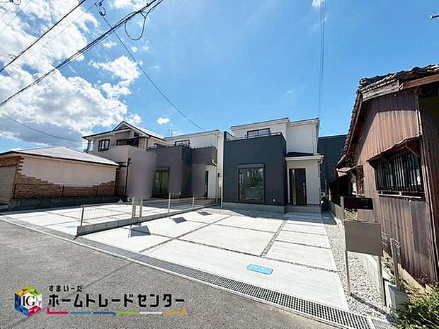 【【現地外観写真】(1号棟)】一戸建ての大きなメリットは、「自分の土地」を自由に使えること♪好きなペットとの暮らし、ガーデニングやDIY、車やバイクの手入れなど様々な趣味を楽しめます♪