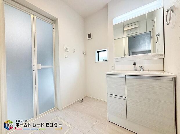 【【洗面所】】白を基調とした爽やかなサニタリースペース♪清潔感のある快適空間です♪毎日の身支度も気持ち良くお使い頂けます♪