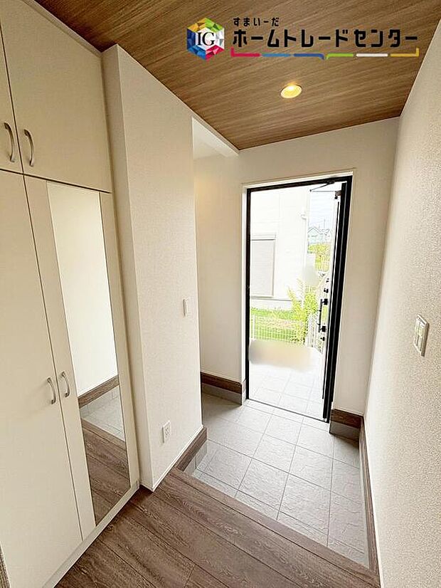 【【玄関】】姿見付きの下駄箱で、お家を出る前に今日のコーディネートの最終チェックをすることができます♪靴の数が増えても、たっぷり収納できる下駄箱に♪玄関をすっきりとした印象に保てます♪