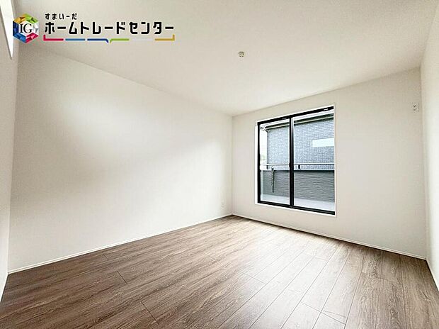 【【リビング以外の居室】】穏やかな光が差し込む室内には、穏やかな時間が流れます♪休日には、落ち着いた空間で自分の趣味を楽しむのはいかがですか♪こちらからもバルコニーへ♪