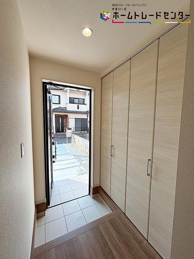 【【玄関】】ガラススリットの入った玄関ドアは室内に光を届けてくれる大事な存在です☆ウッドテイストの玄関ドアがお洒落です。