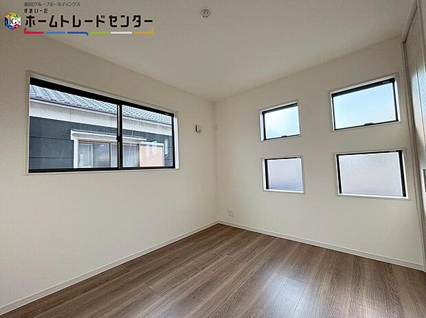 【【居室】】心地良い風を感じられる２面採光！風通しがよく効果的に空気の入れ替えができます。