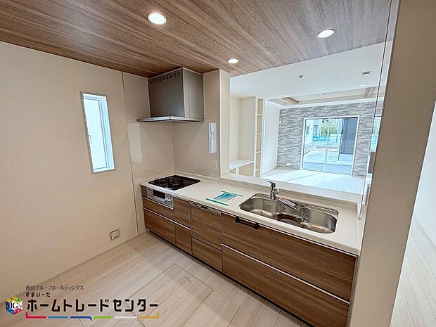 【キッチン】【キッチン】
ママさんに人気のある対面式キッチン♪お食事の準備をしながらご家族との会話を楽しめます。リビングにいるご家族の様子が一目で分かるので、小さいお子様がいても安心です♪