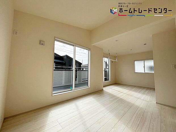 【居室】【居室】
開放的なバルコニー直結のお部屋♪南向きのお部屋なのでお日様の光をたっぷり取り込んで目覚めのいい朝を迎えられること間違いなし！