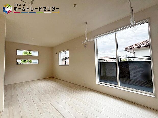 【【居室】】穏やかな光が差し込む室内には、穏やかな時間が流れる休日には、落ち着いた空間で自分の趣味を楽しむのはいかがですか♪室内竿掛け付きです♪間取変更が、可能なタイプです♪