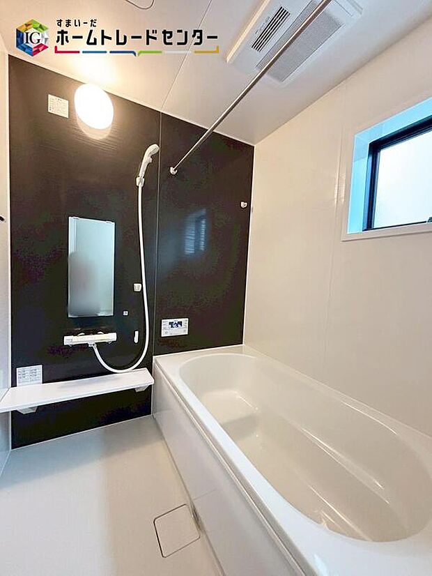 【浴室】窓付きのバスルームは、明るく換気環境も良好。日中の入浴も気持ちよくお使い頂けそうです。