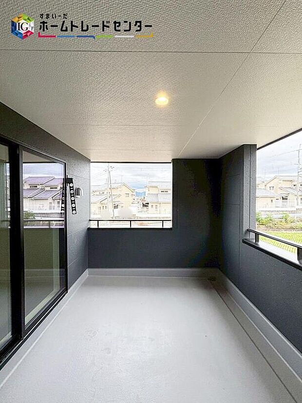 【【バルコニー】】2部屋から行き来できる広々としたバルコニー♪お天気が晴れの日にはたっぷりの洗濯物やお布団を干せます!たくさん干してもこれなら、洗濯物も早く乾きそうですね!