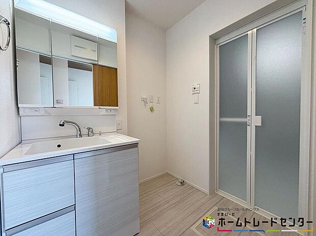 【洗面所】白を基調とした爽やかなサニタリースペース。清潔感のある快適空間です。毎日の身支度も気持ち良くお使い頂けます。