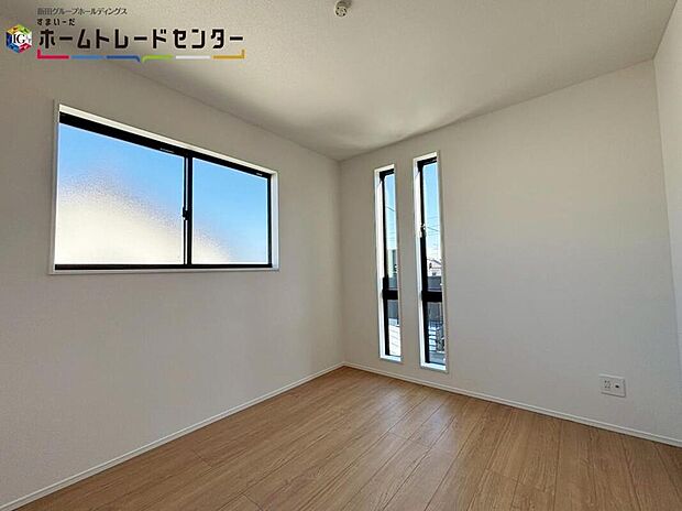 【リビング以外の居室】心地良い風を感じられる全居室２面採光！風通しがよく効果的に空気の入れ替えができます。充分な広さの収納を備え、採光良好な洋室は、快適空間。プライベートの時間もゆったりお寛ぎ頂けそうです。