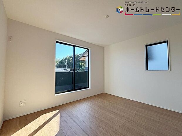 【リビング以外の居室】バルコニーに面した主寝室には、大きな窓を用意しております。暖かい日差し差し込む快適空間となっております。