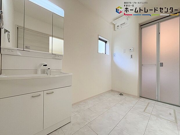 【洗面所】白を基調とした爽やかなサニタリースペース。清潔感のある快適空間です。毎日の身支度も気持ち良くお使い頂けます。