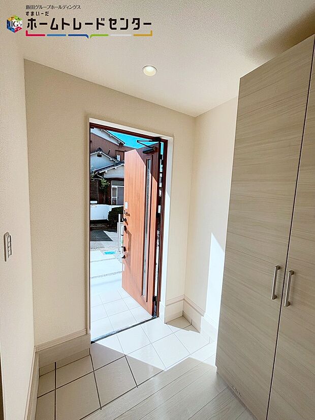 【玄関】天井高まである玄関収納を採用。多くの靴を収納できる上、飾り棚を利用して、お越しいただくお客様をおもてなしできます。