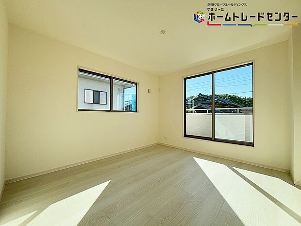 【リビング以外の居室】採光良好な明るい室内。木の温もりがやさしいフローリングは安らぎをもたらすプライベート空間。