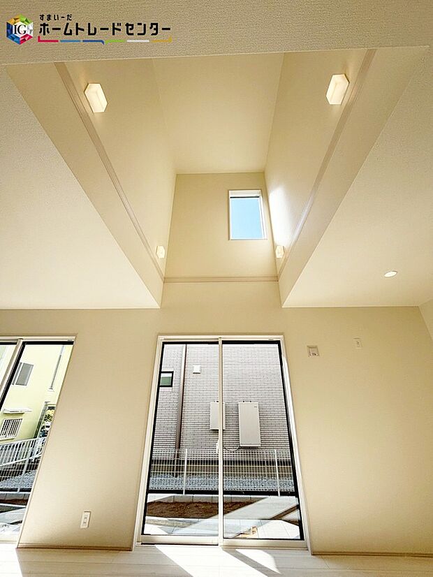 【リビング】天井部分は吹き抜けとなっており、お部屋が広く見え開放感が生まれます♪大きな窓のあるリビングは、陽光あふれる明るい空間です♪ずっと住み続ける家だから、暮らしやすさも大切に考えています♪