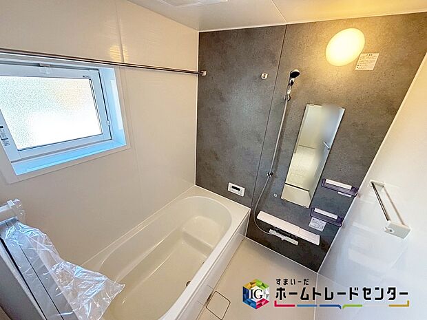 【浴室】窓付きのバスルーム。陽射し差し込む明るい環境は、日中の入浴も気持ち良くお使い頂けそうです。また、換気環境も良好です。