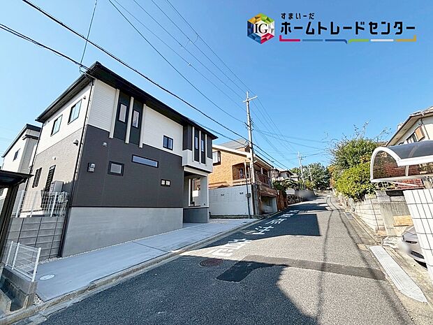 【前面道路含む現地写真】一戸建ては都心部などの物件を除き、駐車スペース付きの物件が一般的♪玄関と駐車スペースとの行き来もしやすく、天候が悪い日などに便利です♪