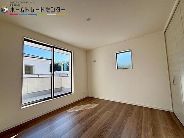 【【主寝室】】明るいフローリングはお部屋をより広く感じさせます。広々したプライベートの時間もゆったりお寛ぎ頂けそうです。休日には、落ち着いた空間で自分の趣味を楽しむのはいかがですか。