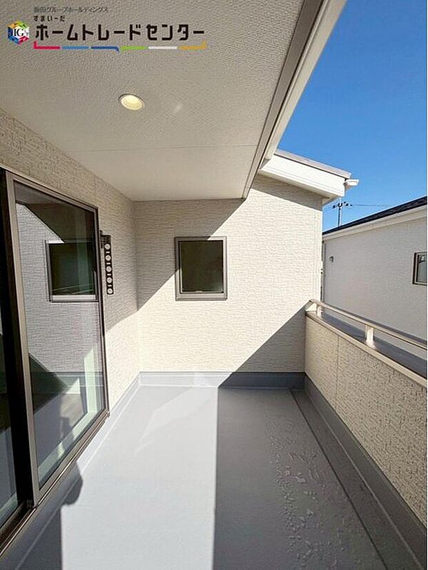 【【インナーバルコニー】】広々としたインナーバルコニーならシーツなど大きな洗濯物もらくらく干せます。観葉植物を置いたり、料理に使えるハーブを育てたり、ガーデンニングを楽しむスペースも十分♪