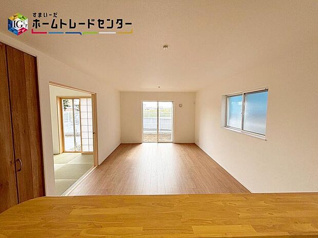 【キッチン】対面式キッチンからは、リビングにいるご家族の様子が一目で分かります。小さいお子様がいても安心です。