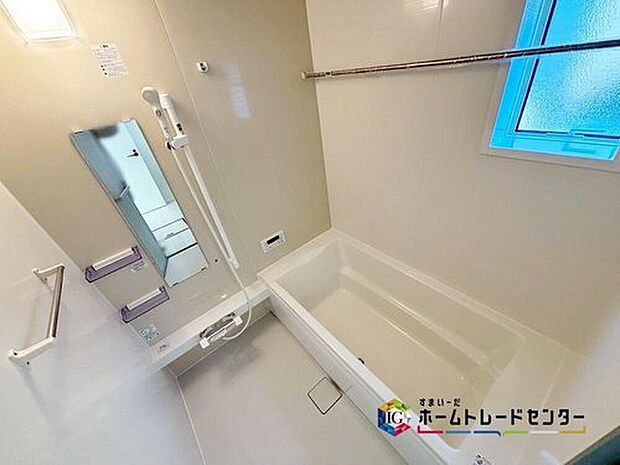 【浴室】毎日の疲れを癒す浴室は1坪タイプです。足を伸ばしてゆっくりとくつろげます。
窓付きのバスルームは、明るく換気環境も良好。日中の入浴も気持ちよくお使い頂けそうです。