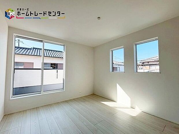 【居室】採光良好な明るい室内。木の温もりがやさしいフローリングは安らぎをもたらすプライベート空間。