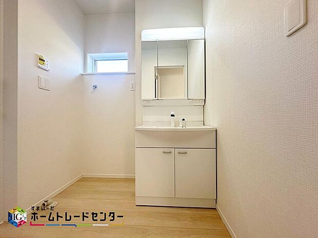 【【洗面台・洗面所】】白を基調とした爽やかなサニタリースペース。清潔感のある快適空間です。毎日の身支度も気持ち良くお使い頂けます。