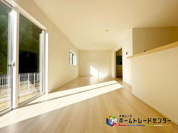 【【リビング】】大きな窓のあるリビングは、陽光あふれる明るい空間です。居心地良く、ご家族皆がゆったり寛げる憩いの空間となりそうです。