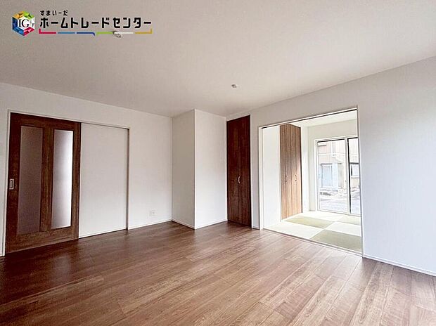 【リビング】明るく開放感のあるリビング。対面式キッチンは、いつでもご家族を感じられる空間作りの重要ポイントになりそうです。