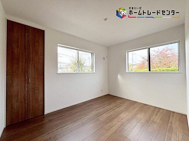 【リビング以外の居室】穏やかな光が差し込む室内には、穏やかな時間が流れます。休日には、落ち着いた空間で自分の趣味を楽しむのはいかがですか。