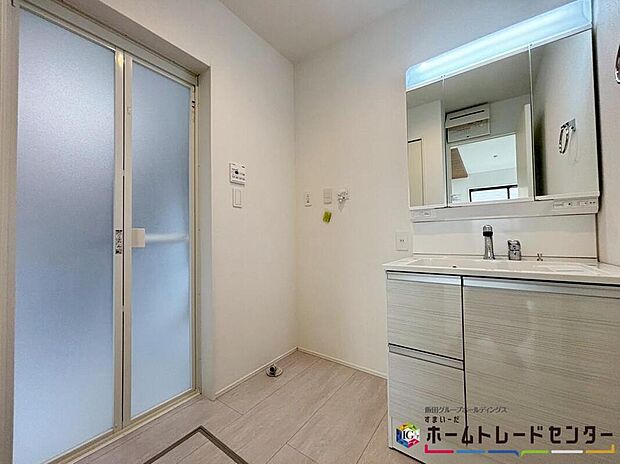 【【洗面所】】白を基調とした爽やかなサニタリースペース。清潔感のある快適空間です。毎日の身支度も気持ち良くお使い頂けます。