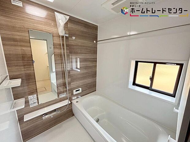 【【浴室】】毎日の疲れを癒す浴室は１坪タイプです。足を伸ばしてゆっくりとくつろげます。
窓付きのバスルームは、明るく換気環境も良好。日中の入浴も気持ちよくお使い頂けそうです。
